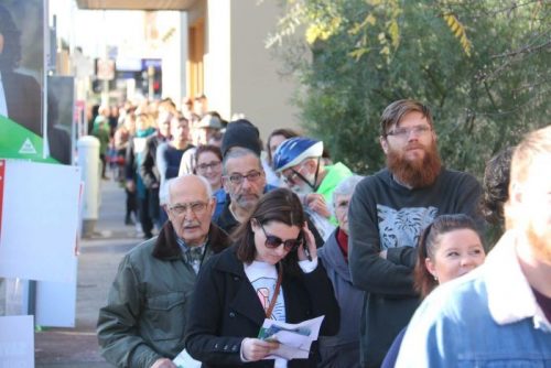 Persone in fila per pagare bollette Abbanoa